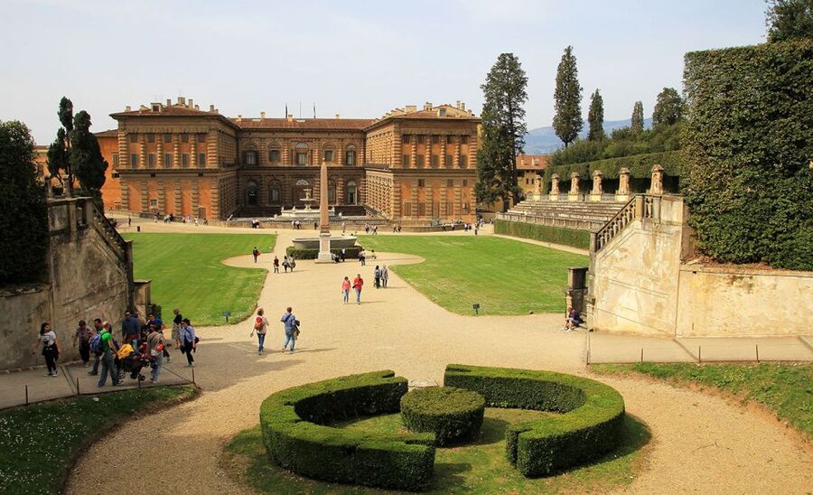 Florence: Pitti Palace and Boboli Gardens Walking Tour - Meeting at the palace entrance and starting with momentum