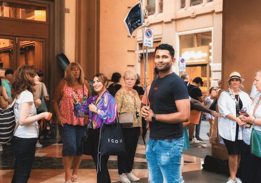 Florence: Small Group Guided Walking Tour - Hard Rock Cafe start: timing and where the tour actually begins