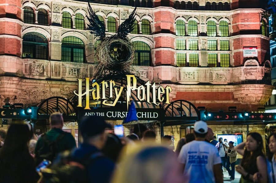 French Language: Original Harry Potter Walking Tour - Trafalgar Square to Soho and Covent Garden: the tour slows just enough to land the scenes