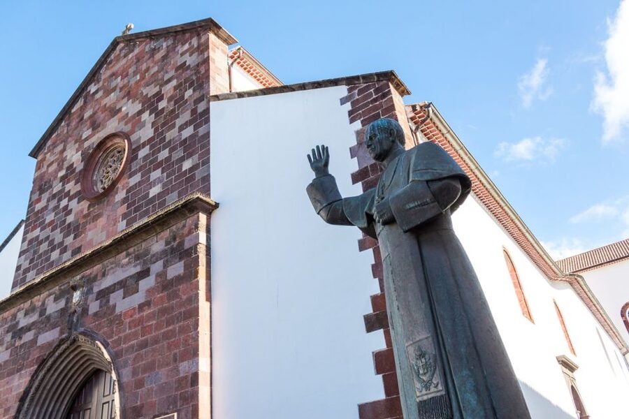 Funchal: Old Town Walking Tour - Languages and guide style: the difference between hearing and seeing