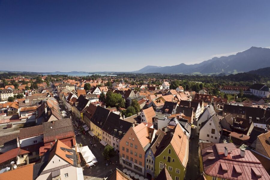 Füssen: Old Town Guided Walking Tour in German - Meeting Füssen’s Old Town, Kaiser-Maximilian-Platz style