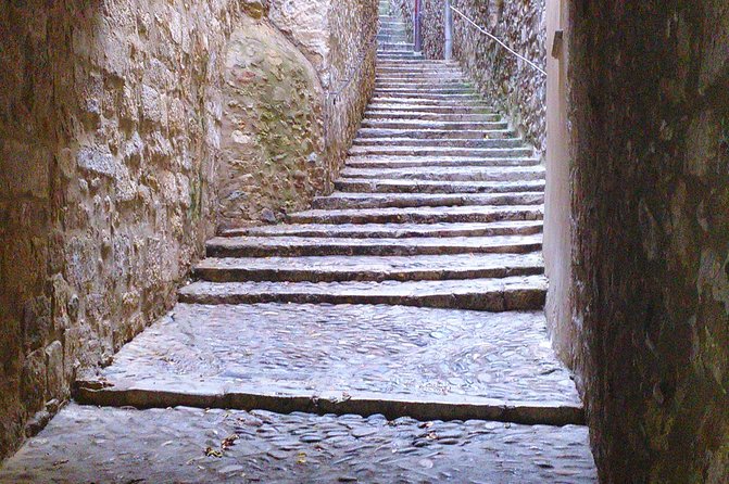 Game Of Thrones Walking Tour in Girona - Cathedral of Santa Maria and the German Headquarters Battle-Shoot Feel