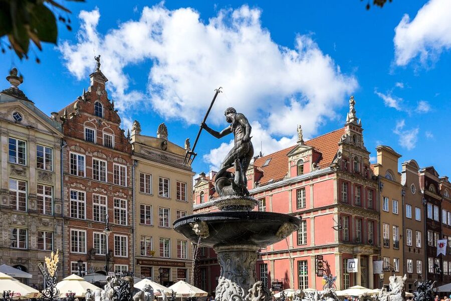 Gdańsk: Old Town Private Walking Tour with Legends and Facts - European Solidarity Centre and the 1970 shipyard memorial