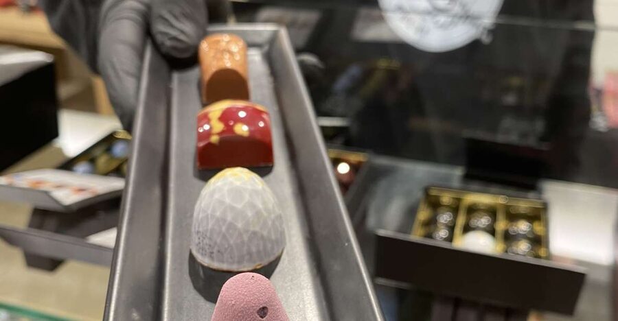 Ghent: Belgian Chocolate Walking Tour with Tastings - Why the open atelier peek changes everything