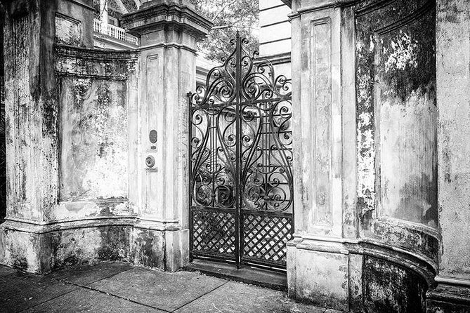 Ghosts of Charleston Night-Time Walking Tour with Unitarian Church Graveyard - What to expect from the guide: storytelling style matters