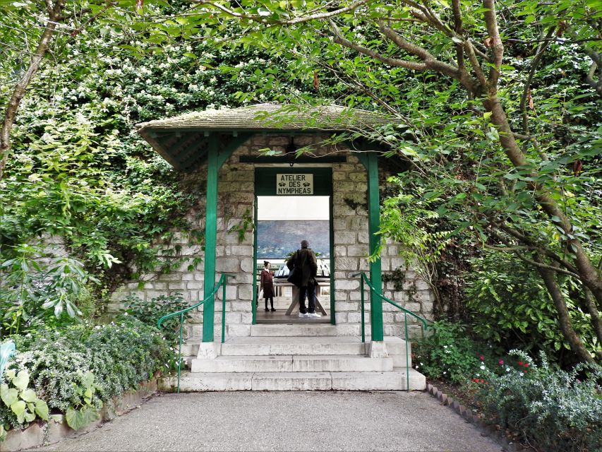 Giverny Village Walking Tour & Skip-the-Line to Monet Garden - The guided village walk: what you learn before you ever enter the gardens