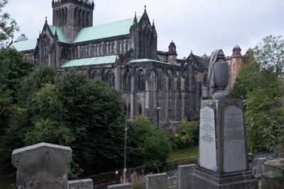 Glasgow: Ghouls, Ghosts & Gruesome Tales Guided Walking Tour - Meeting at Glasgow Cathedral: finding your guide fast