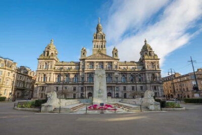 Glasgow: Historical Walking Tour: Guided by a local actor - George Square to City Chambers: start with the civic center