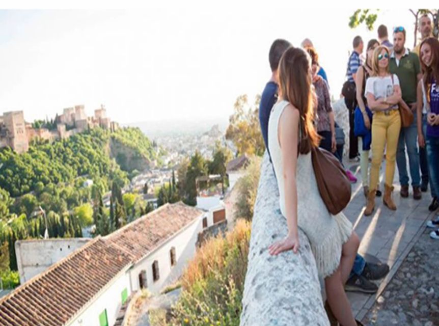 Granada: Albaicín and Sacromonte 2.5-Hour Walking Tour - Albaicín streets and the old city walls around the Alcazaba