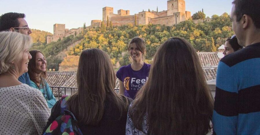 Granada: Albaicín and Sacromonte 2.5-Hour Walking Tour - Plaza Isabel La Católica: your easy starting anchor