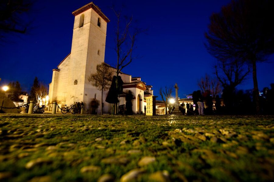 Granada: Albaicin and Sacromonte Evening Walking Tour - A night walk through Granada’s most atmospheric neighborhoods