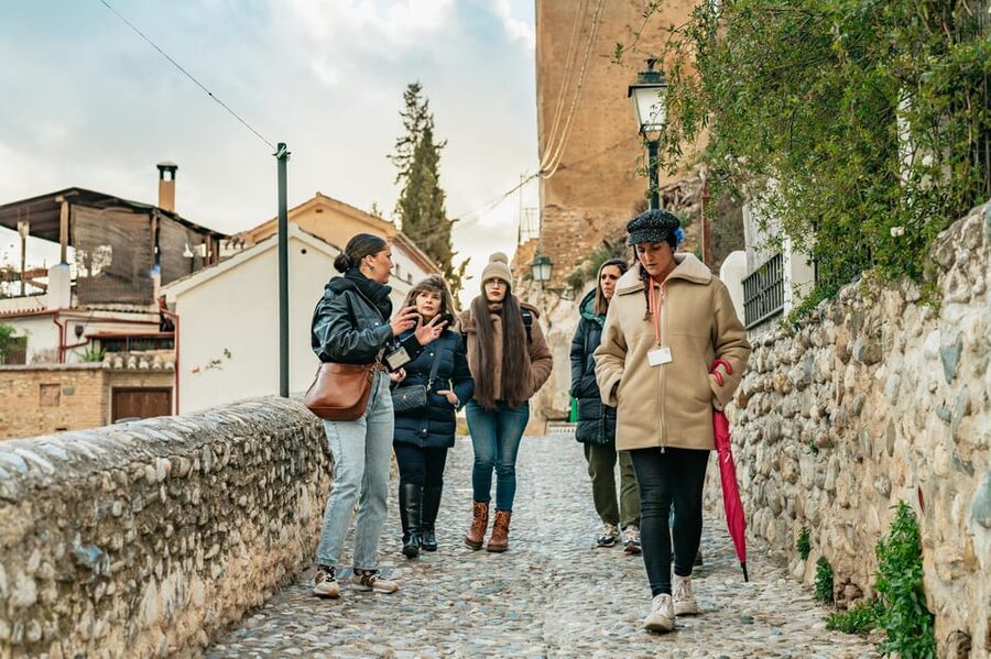 Granada: Albaicín and Sacromonte Guided Sunset Walking Tour - Key things I’d plan around