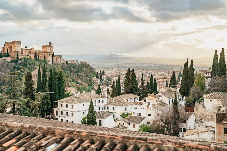Granada: Albaicín and Sacromonte Guided Sunset Walking Tour - Entering Plaza Nueva: where the evening starts to feel real