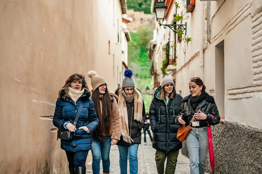 Granada: Albaicín and Sacromonte Guided Sunset Walking Tour - El Bañuelo: the architecture moment that changes how you see the area