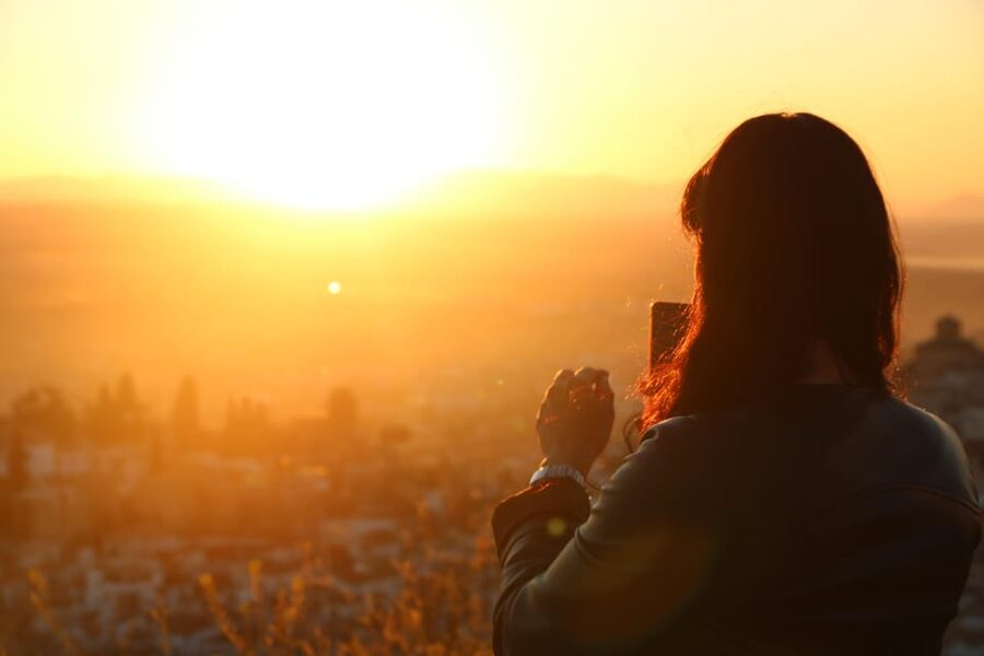 Granada: Albaicín and Sacromonte Guided Sunset Walking Tour - What makes the guide so important here