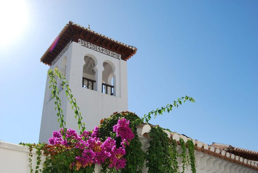 Granada: Albaicín and Sacromonte Guided Sunset Walking Tour - Pace, fitness level, and timing: the stuff you actually need to know
