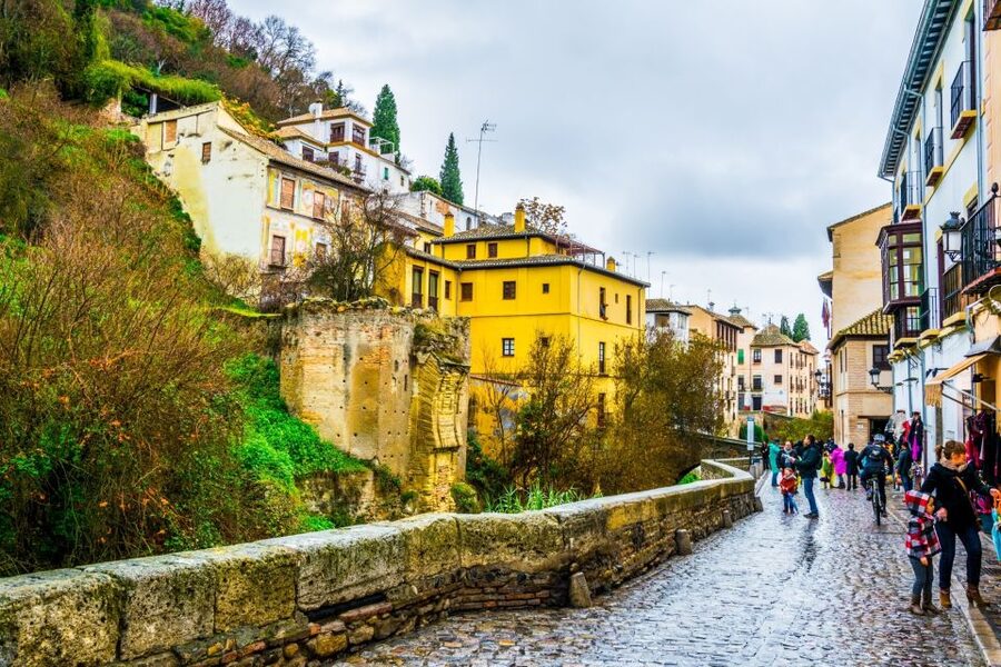 Granada: Albaicín and Sacromonte Walking Tour - Carrera del Darro back toward the finish: the payoff of staying with it
