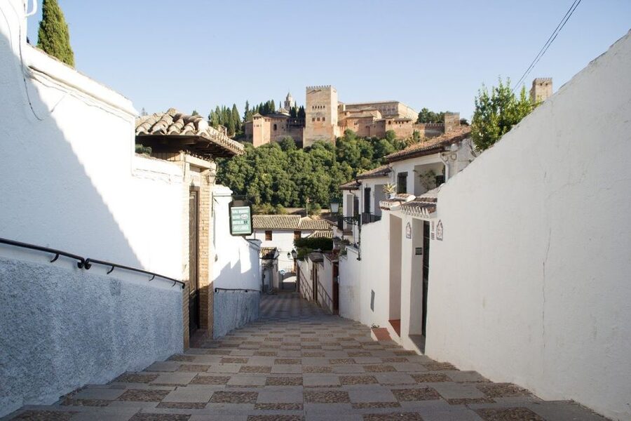 Granada: Albaicín, Sacromonte & Museum of Caves Walking Tour - Start at Plaza Nueva: The fastest way to get your bearings