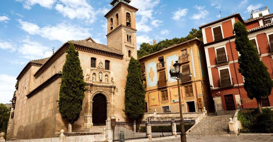 Granada: Albayzin and Sacromonte Walking Tour - Meeting at Plaza Nueva and getting your bearings quickly