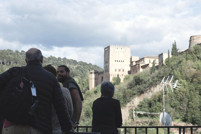 Granada's Hidden Treasures: Albayzin and Sacromonte Walking Tour - Paseo de los Tristes: your photo finish and tapas timing