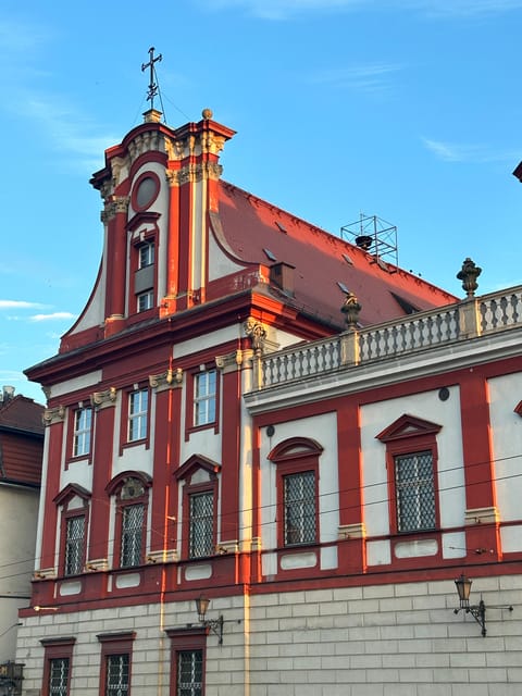 Group city tour (walking tour) through Wroclaw in German - Wrocław Market Square and Town Hall: The City’s Center of Gravity