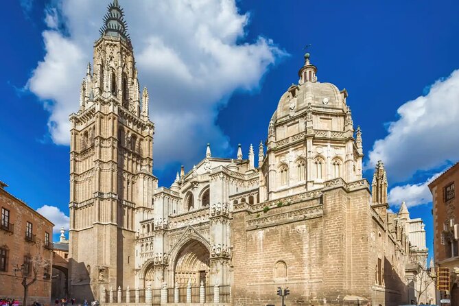 Guided English walking tour to the monuments of Toledo - Posada de la Hermandad and Plaza del Ayuntamiento: Prison, Power, and the Cathedral