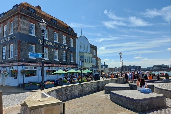 Guided Walking Tour of Portsmouth - Entertainment and Shopping Centre: When the Waterfront Became a Social Place
