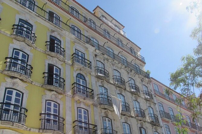 Half Day Historical Walking Tour about the Slave Trade in Lisbon - Largo do Carmo: the 25th of April coup and the end of empire