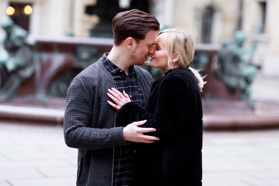 Hamburg: Private Couples' Photoshoot and Walking Tour - A couples photoshoot that feels like a date, not a performance
