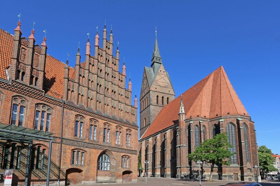 Hannover: Guided Old Town Walking Tour - The Leineschloss stop: seeing Parliament without needing tickets