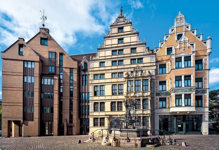 Hannover: Guided Old Town Walking Tour - Hidden corners, pubs, and small cafés: how the walk keeps it fun