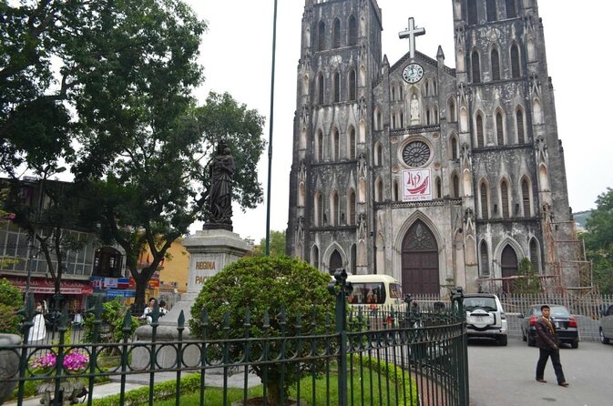 Hanoi: 7 Tasting Street Food Walking Tour and Train Street - From Hoàn Kiếm to Old Quarter: a practical start on foot