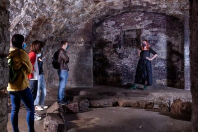 Haunted Vaults and Graveyard Walking Tour in Edinburgh - The 90-minute flow: start at Lawnmarket, finish near Niddry Street