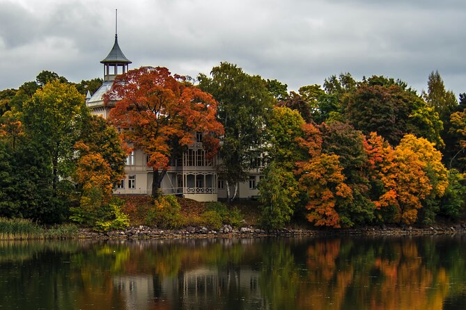 Helsinki walking tour with a city planner - Presidential Palace and Uspenski Cathedral: a city shaped by borders and identities