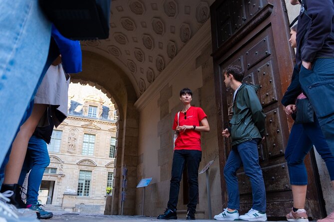 Hidden Paris: Explore Medieval Marais on a Walking Tour - Hôtel de Ville: seeing Paris power and violence in one glance