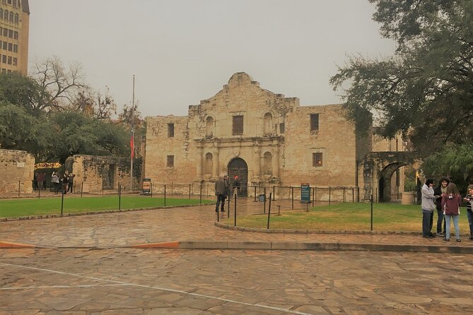 Historic Downtown & Riverwalk Walking Tour - Start at La Vida Coffee and then roll into Main Plaza