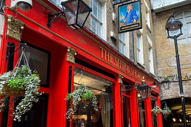 Historic Pub Walking Tour of London - The guides: humor, pacing, and making strangers talk