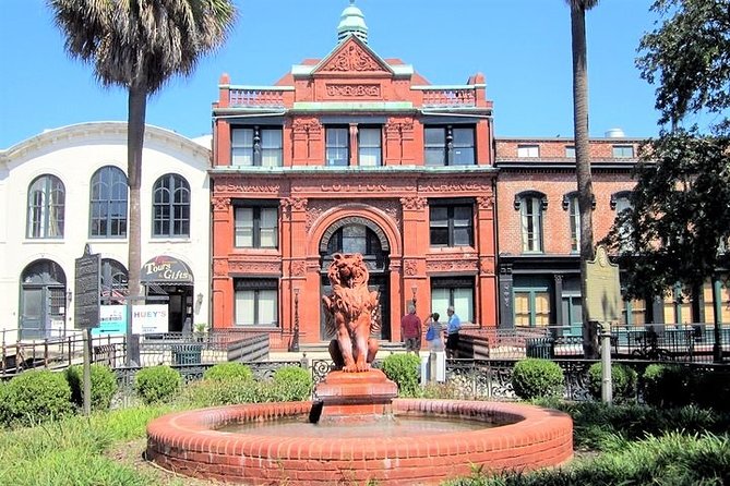 Historic Savannah Guided Walking Tour - How the guide turns “old buildings” into real stories