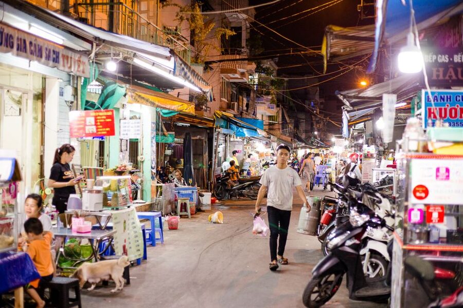 Ho Chi Minh City: Private Street Food Evening Walking Tour - Why Saigon Night Markets Feel Like Street-Level Theatre