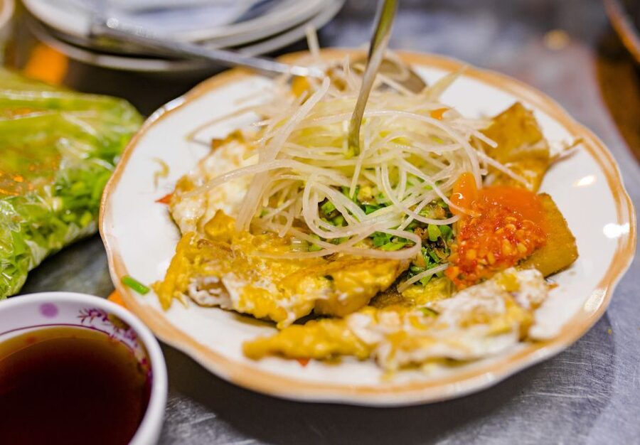 Ho Chi Minh City: Private Street Food Evening Walking Tour - Bánh Xèo and Bánh Khọt: The Rice Pancake Stops That Start the Party