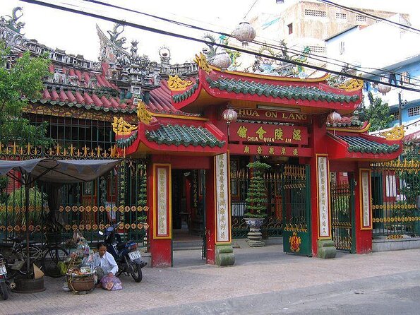 Ho Chi Minh City private walking tours with young local volunteers - District 10 at Night: Flower Market Energy and Apartment-Street Food
