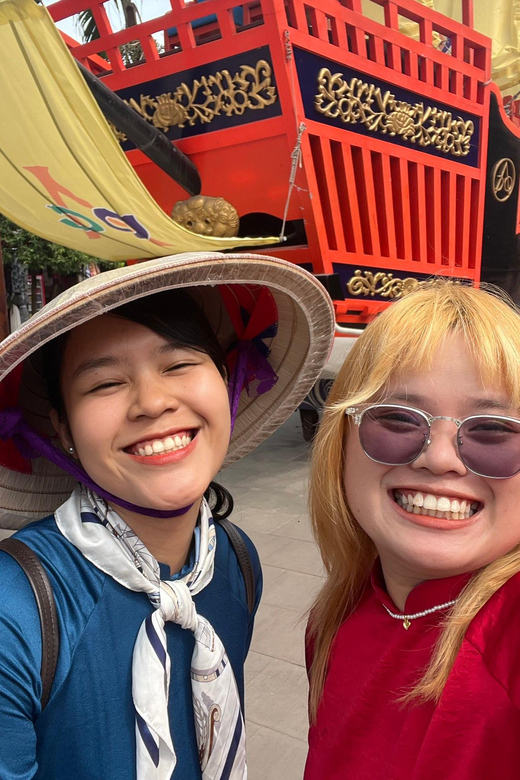 Hoi An: Ancient Town Guided Walking Tour - Finding your guide at Nguyen Thi Minh Khai (look for the blue paper fan)