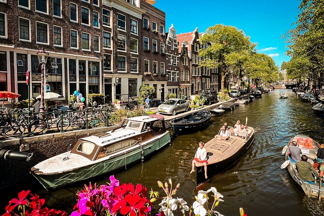 Humans of Amsterdam: Cultural Walking Tour incl. meeting 2 locals - The UNESCO canal belt walk: reading canals like a local