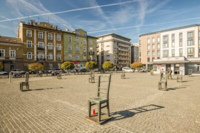 Krakow: Jewish Ghetto Walking Tour - Ghetto Heroes Square and the Chair Memorial’s quiet impact