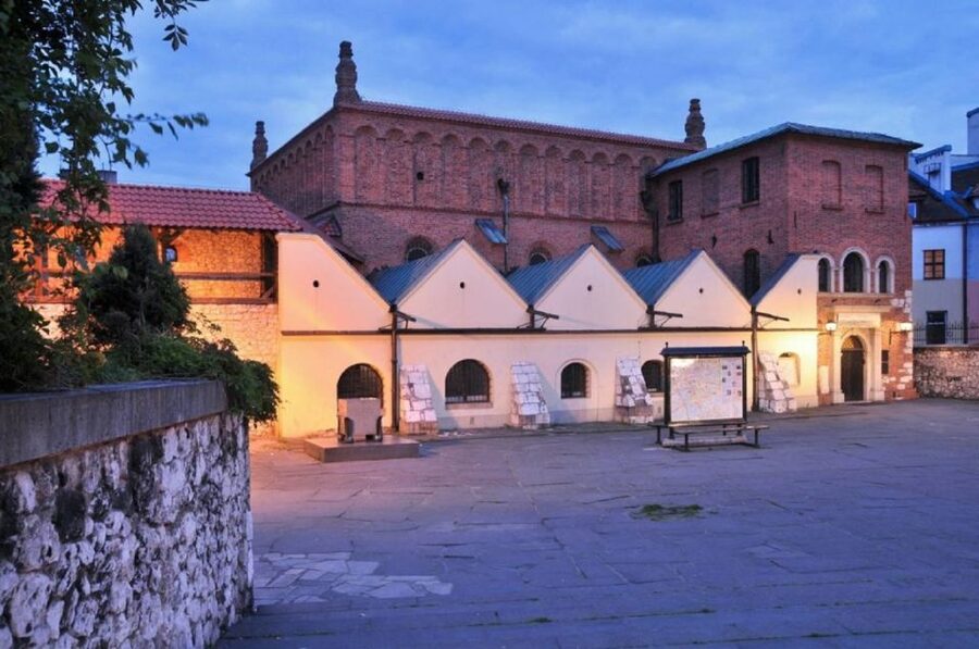 Krakow: Kazimierz Jewish Quarter Walking Tour - Meeting at the Old Synagogue and Getting Your Bearings Fast