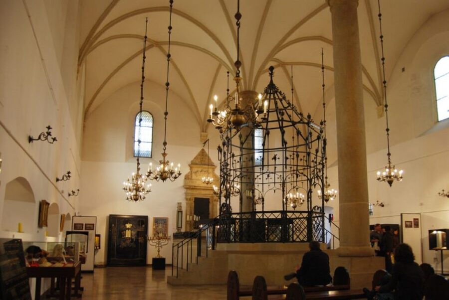 Krakow: Kazimierz Jewish Quarter Walking Tour - Remuh Synagogue and Cemetery: A Sacred Place Still in Use