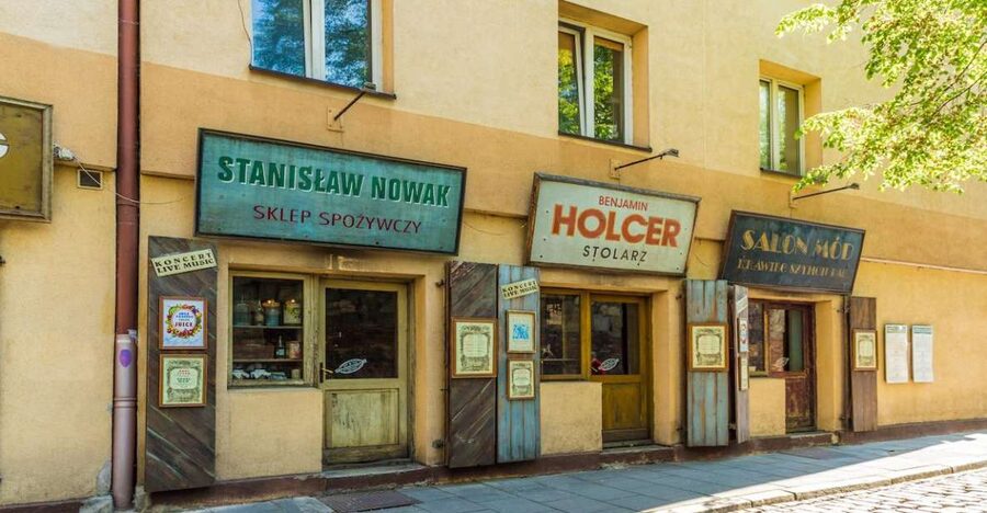 Krakow: Kazimierz Jewish Quarter Walking Tour - Plac Nowy: Markets, Cafés, and the Past in the Same Frame