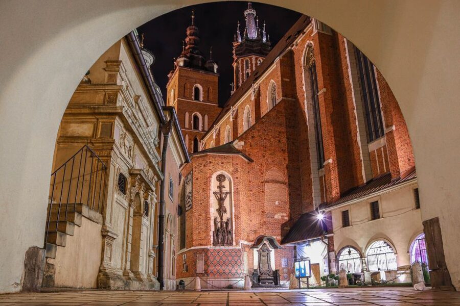 Kraków: Old Town & Wawel Castle Walking Tour in English - UNESCO Old Town and Kraków’s Royal Route: why the order matters