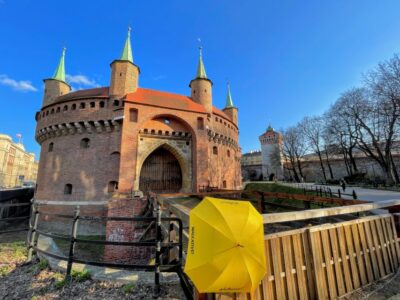 Kraków: Old Town & Wawel Castle Walking Tour in English - Meeting at the Barbican and St. Florian’s Gate: instant orientation