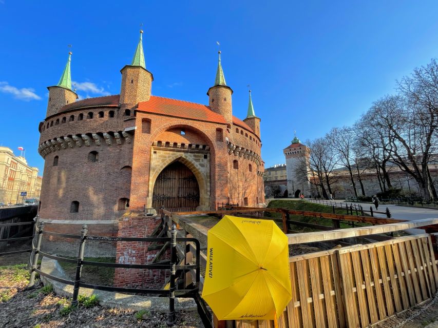 Kraków: Old Town & Wawel Castle Walking Tour in English - Meeting at the Barbican and St. Florian’s Gate: instant orientation